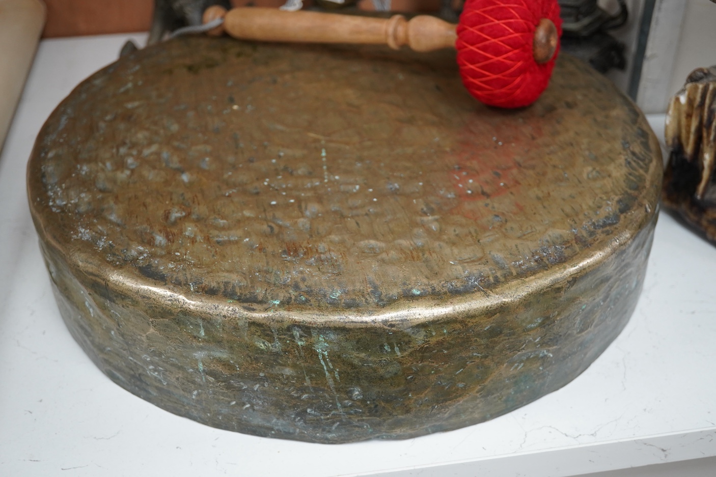 A group of four south east Asian cast bronzes and a gong with mount and beater, 40.5cm